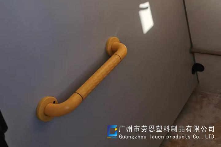 【佛山南?！可鐓^(qū)加裝無障礙扶手，給老人觸手可及的安全